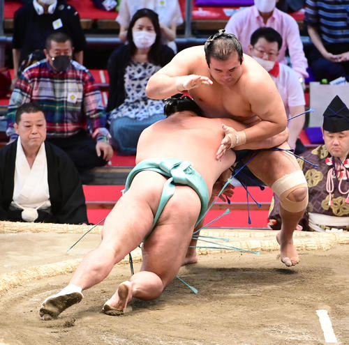 千代の国（右）ははたき込みで天空海を破る（撮影・小沢裕）