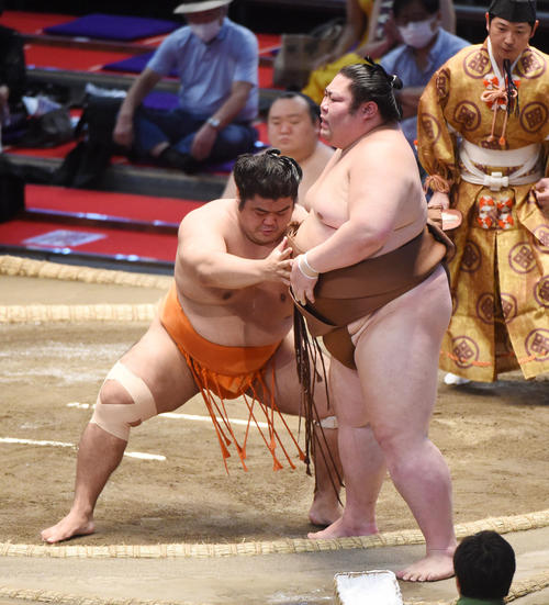 大相撲名古屋場所12日目　志摩ノ海（左）は剣翔を寄りきりで破る（撮影・森本幸一）