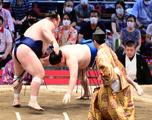 宝富士（左）は一山本を引き落としで破る（撮影・小沢裕）