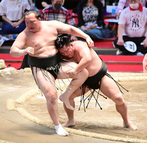 照強（右）は小股すくいで千代翔馬を破る（撮影・小沢裕）