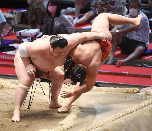 大相撲名古屋場所12日目　英乃海（左）は豊昇龍を上手投げで破る（撮影・森本幸一）