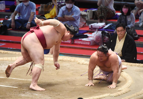 大相撲名古屋場所12日目　大栄翔（左）は琴恵光をはたき込みで破る（撮影・森本幸一）