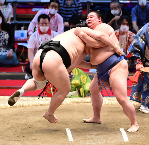 豪快な投げを打ち隠岐の海（左）の体勢を崩す正代（撮影・小沢裕）