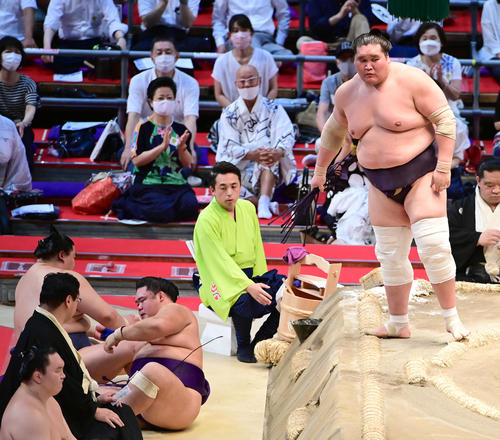 照ノ富士は明生を極め倒しで破り全勝を守る。手前左は白鵬（撮影・小沢裕）