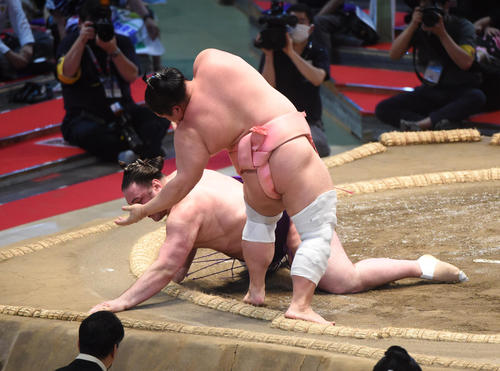 大相撲名古屋場所12日目　宇良（手前）は栃ノ心を突き落としで破る（撮影・森本幸一）