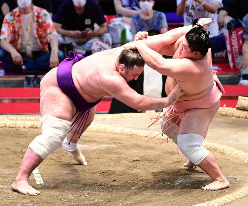 宇良（右）は突き落としで栃ノ心を破る（撮影・小沢裕）