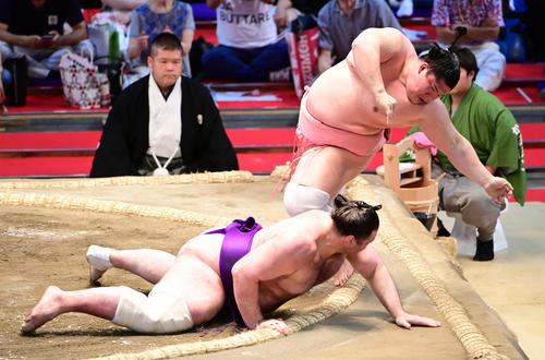 宇良（右）は突き落としで栃ノ心を破る（撮影・小沢裕）