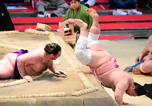 宇良（右）は突き落としで栃ノ心を破る（撮影・小沢裕）