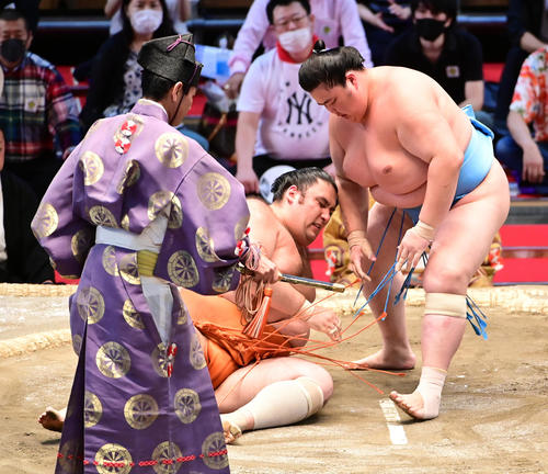 琴ノ若（右）は魁聖を上手投げで破る（撮影・小沢裕）
