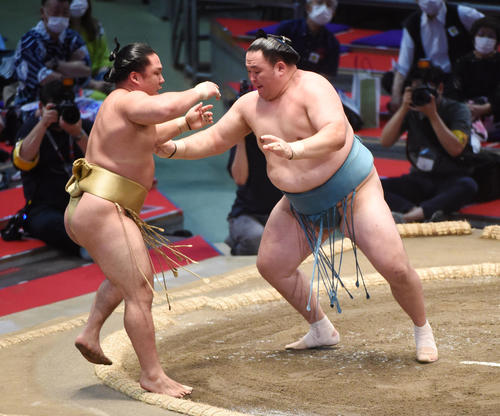 大相撲名古屋場所12日目　玉鷲（右）は石浦を押し出しで破る（撮影・森本幸一）