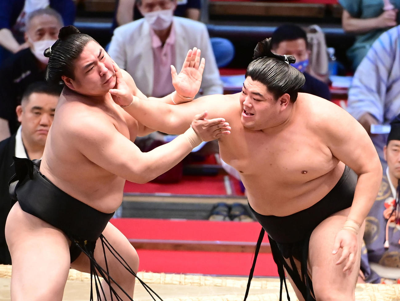 阿炎（右）は押し出しで若元春を破る（撮影・小沢裕）