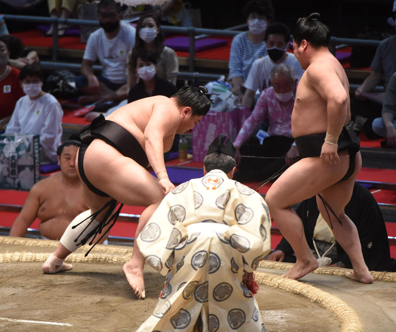阿炎（左）は若元春を押し出しで破る（撮影・森本幸一）