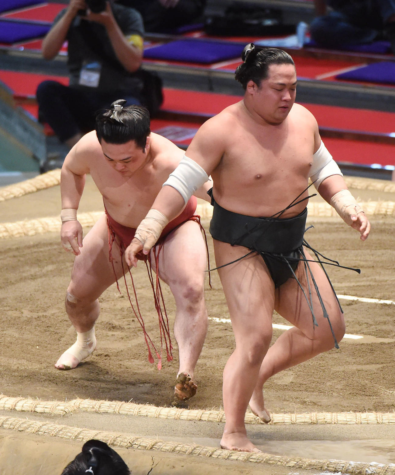 大相撲名古屋場所12日目　炎鵬（左）は翠富士を送り出しで破る（撮影・森本幸一）