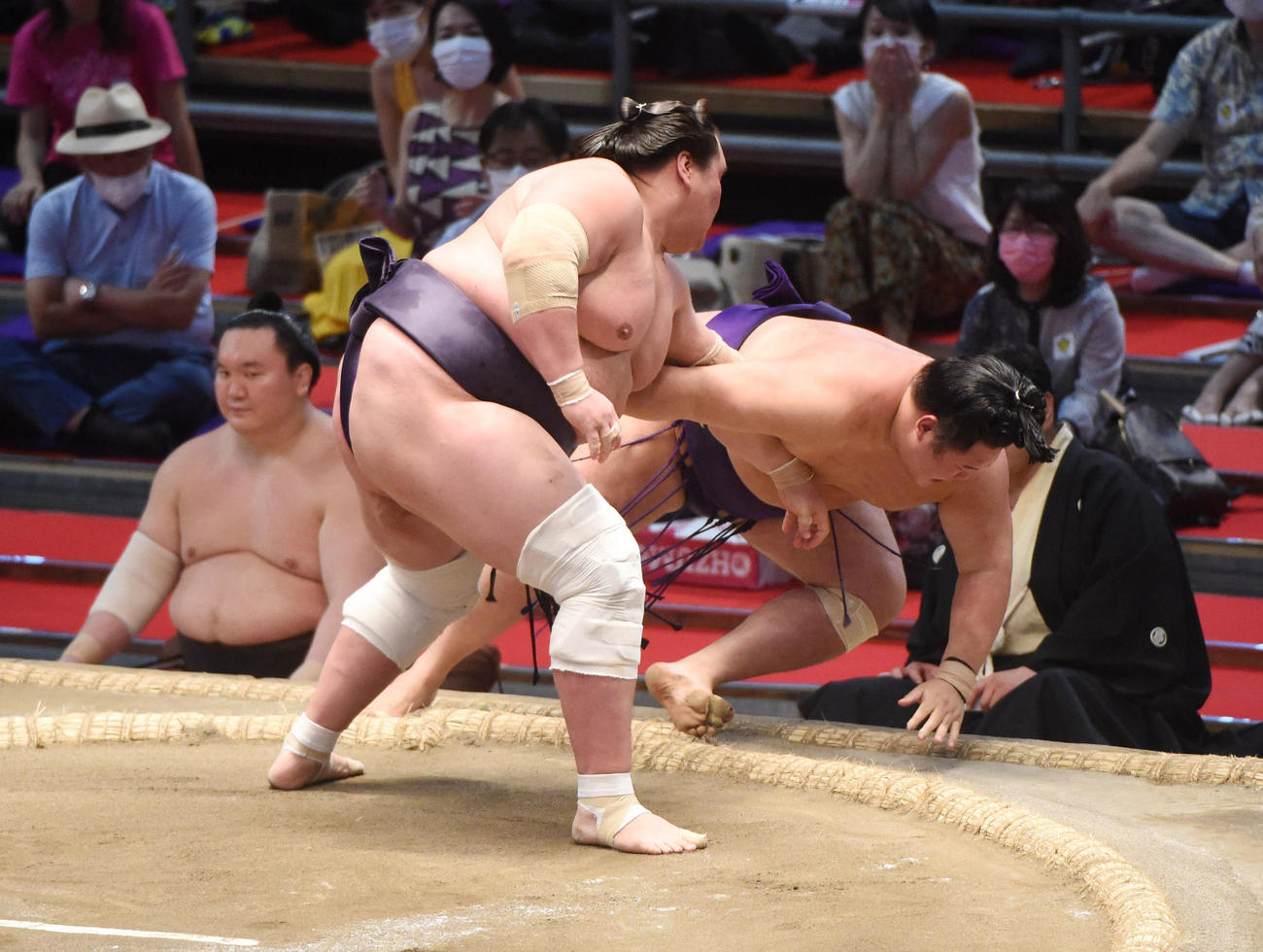 大相撲名古屋場所12日目　照ノ富士（左）は明生を寄り倒しで破る（撮影・森本幸一）