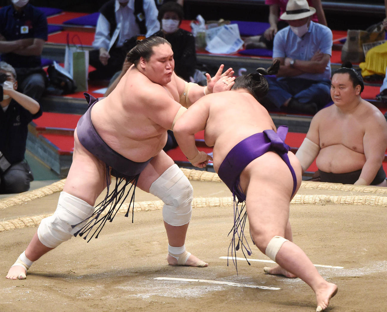 大相撲名古屋場所12日目　照ノ富士（左）は明生を激しく突く（土俵下は白鵬）（撮影・森本幸一）
