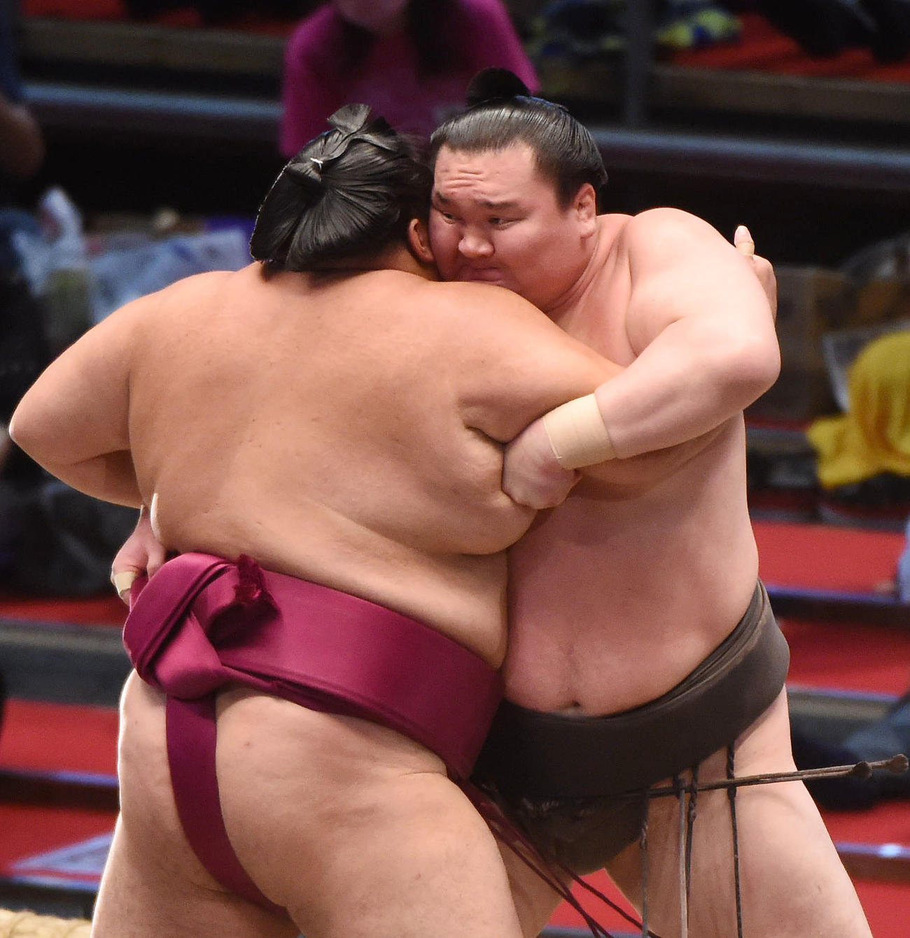 大相撲名古屋場所12日目　白鵬（右）は御嶽海に力強く寄る（撮影・森本幸一）