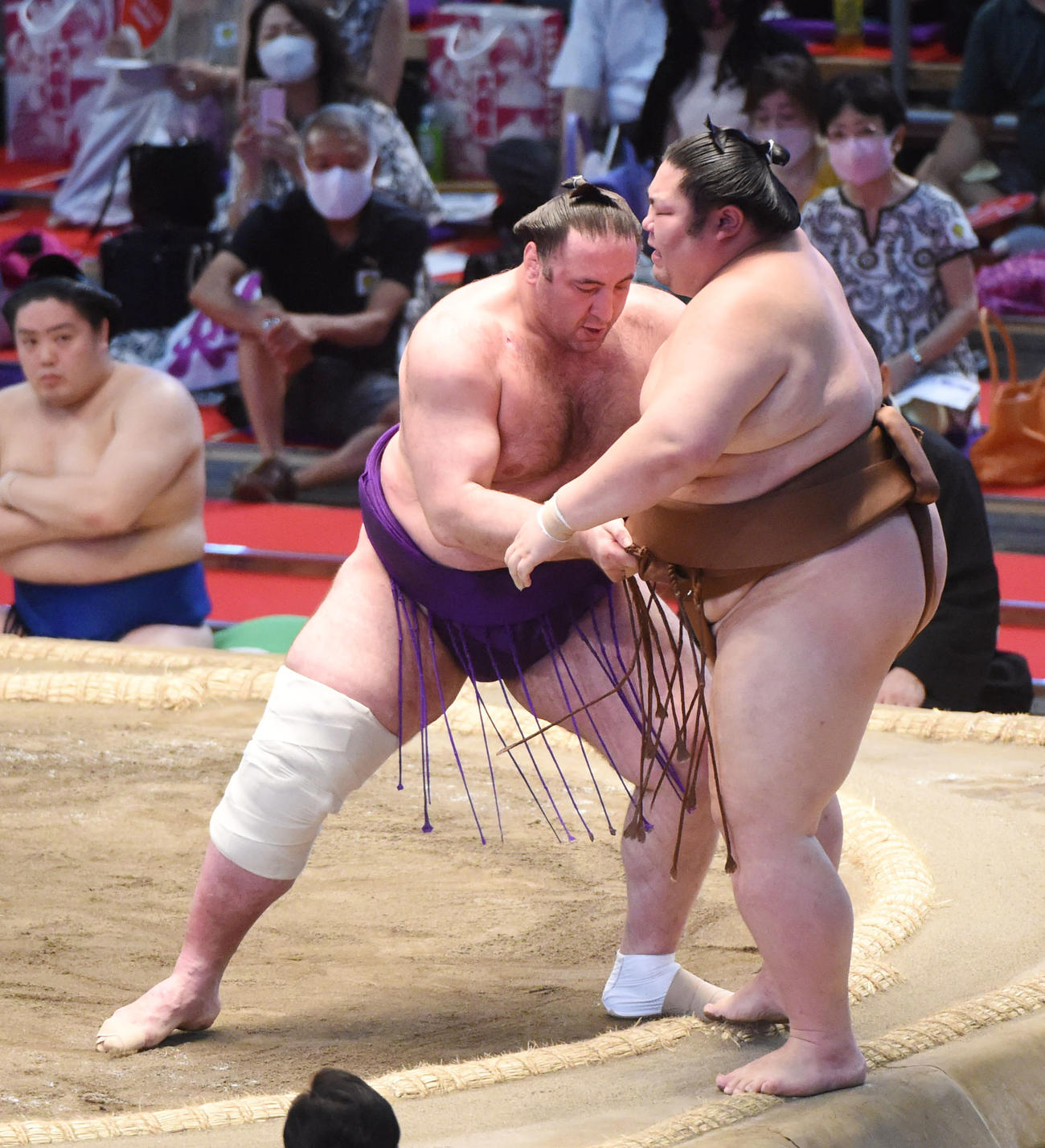 大相撲名古屋場所13日目　栃ノ心（左）は剣翔を寄り切りで破る（撮影・森本幸一）