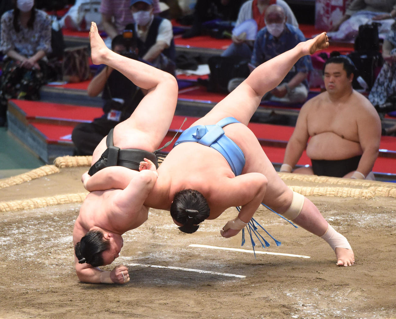 大相撲名古屋場所13日目　琴ノ若（右）は千代翔馬を下手投げで破る（撮影・森本幸一）