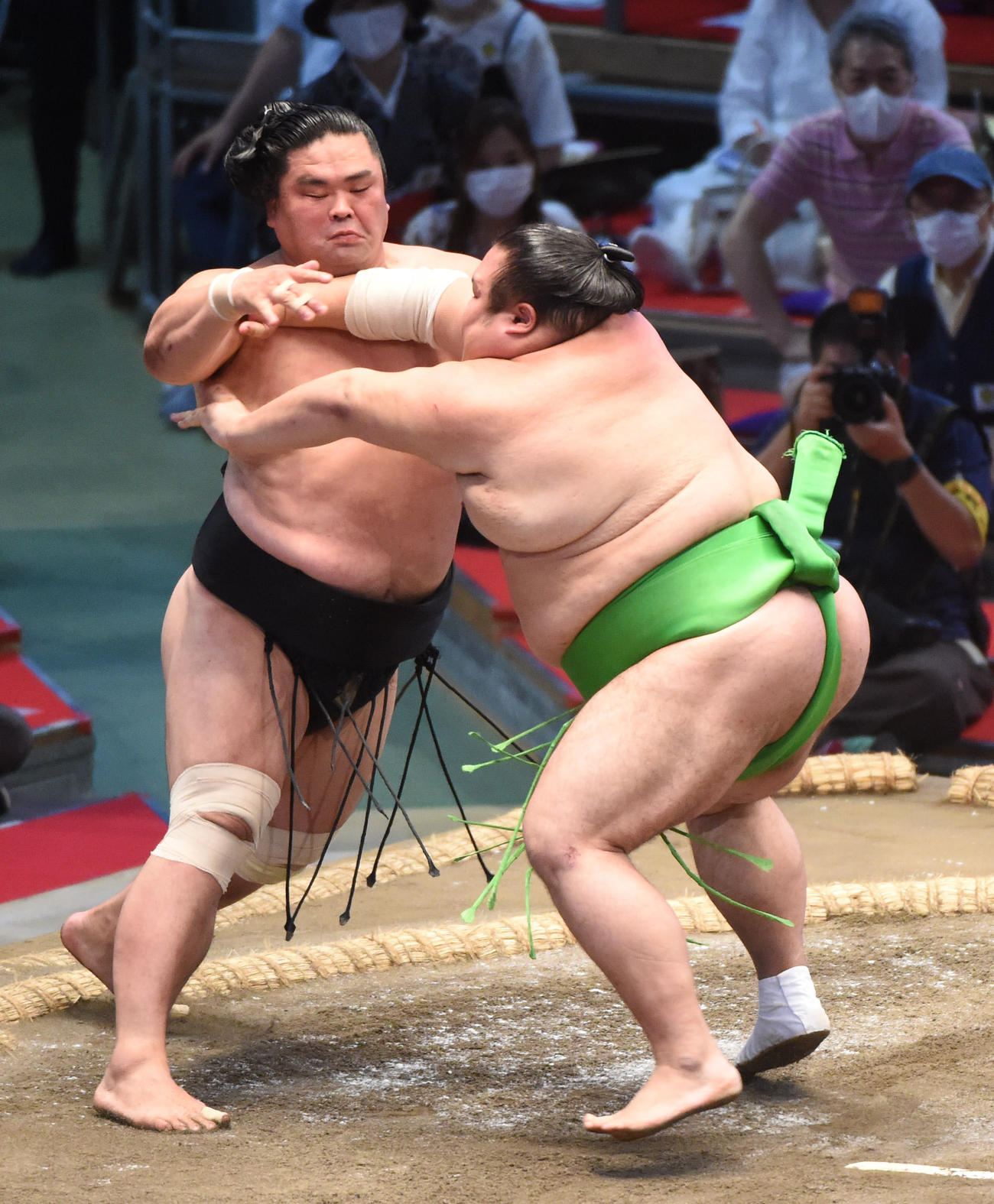 大相撲名古屋場所13日目　千代丸（右）は妙義龍を突き出しで破る（撮影・森本幸一）