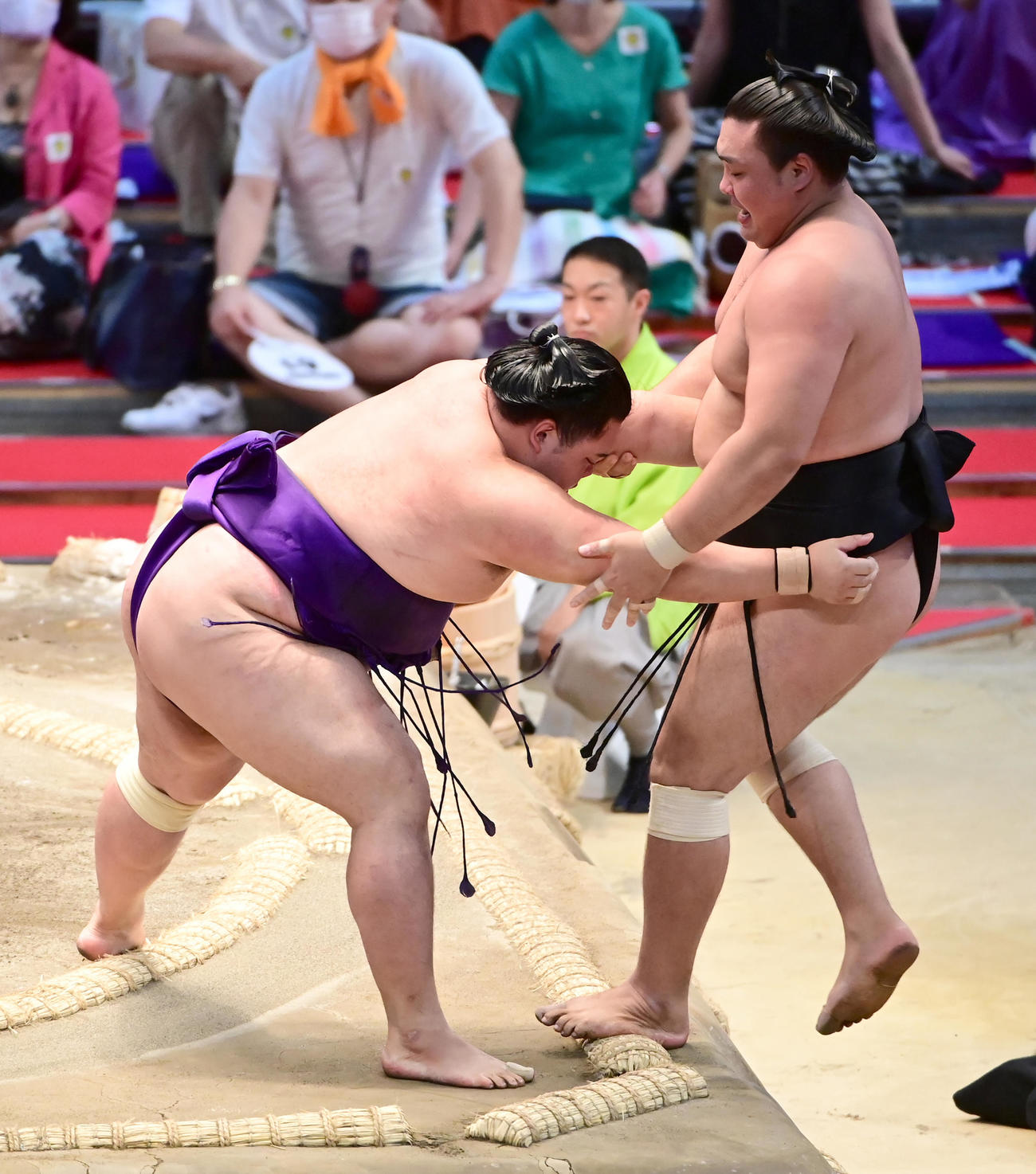 明生（左）は寄り切りで霧馬山を破る（撮影・小沢裕）