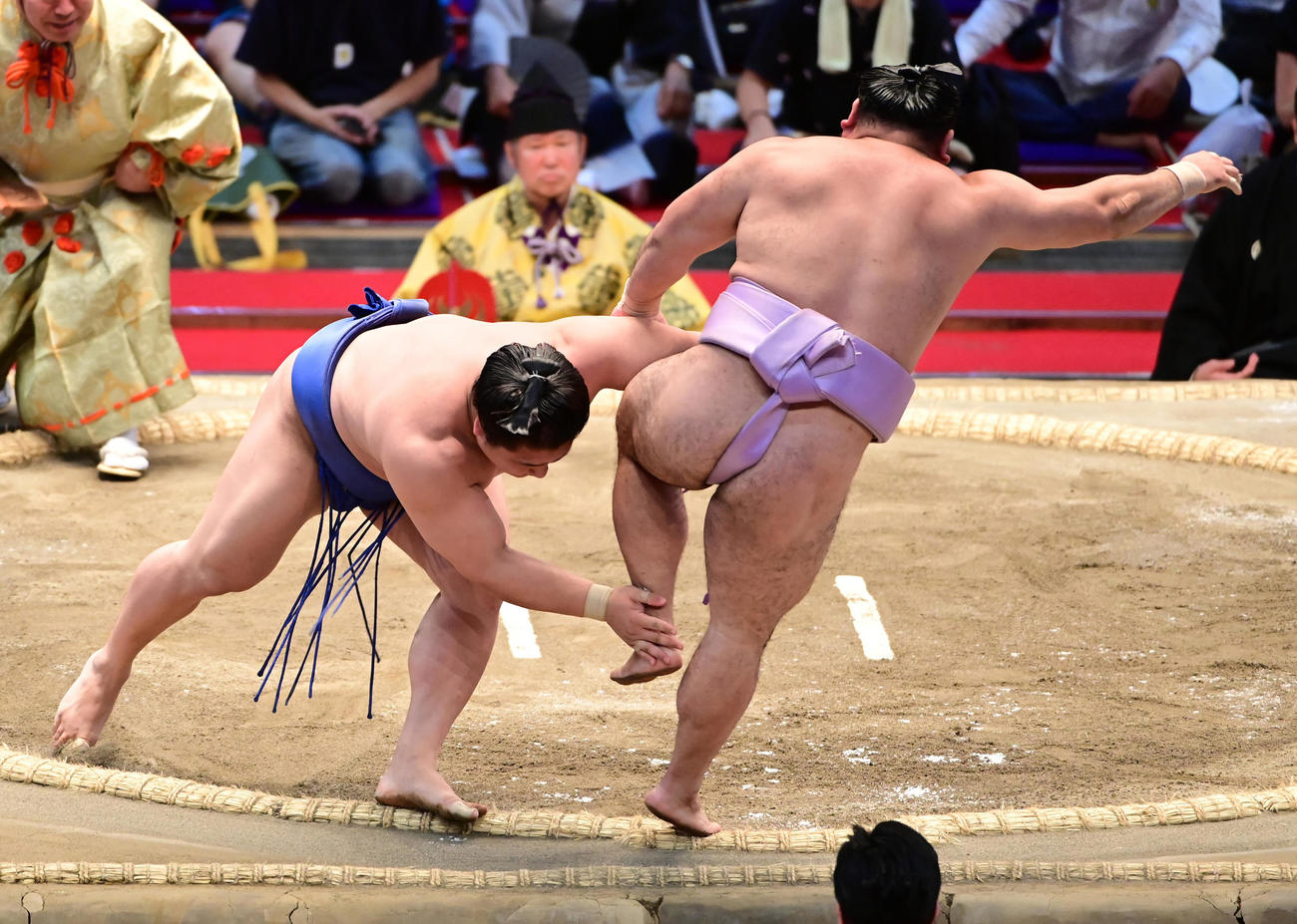 若隆景（左）は押し出しで琴恵光を破る（撮影・小沢裕）