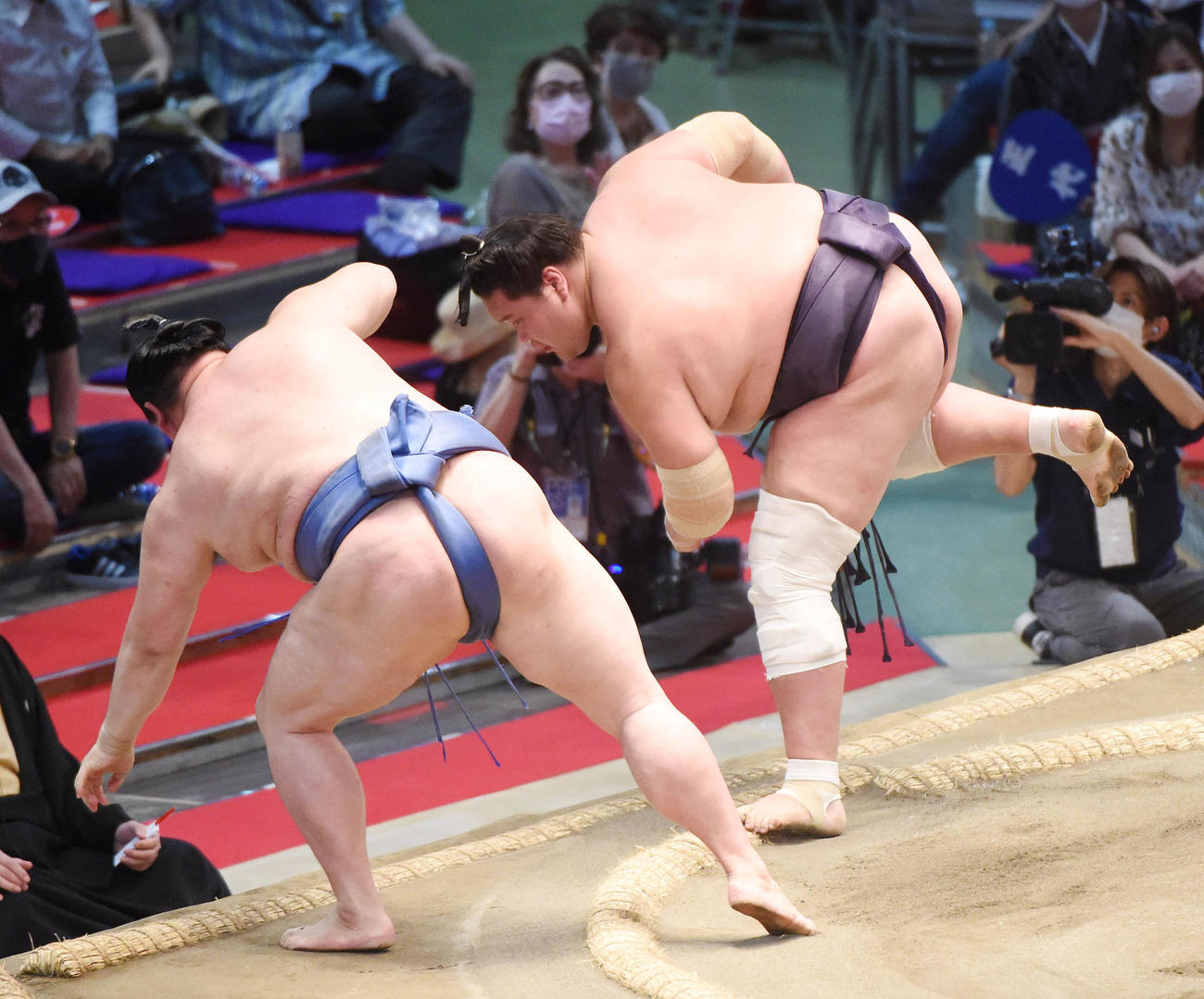大相撲名古屋場所13日目　照ノ富士（右）は正代を押しだしで破る（撮影・森本幸一）