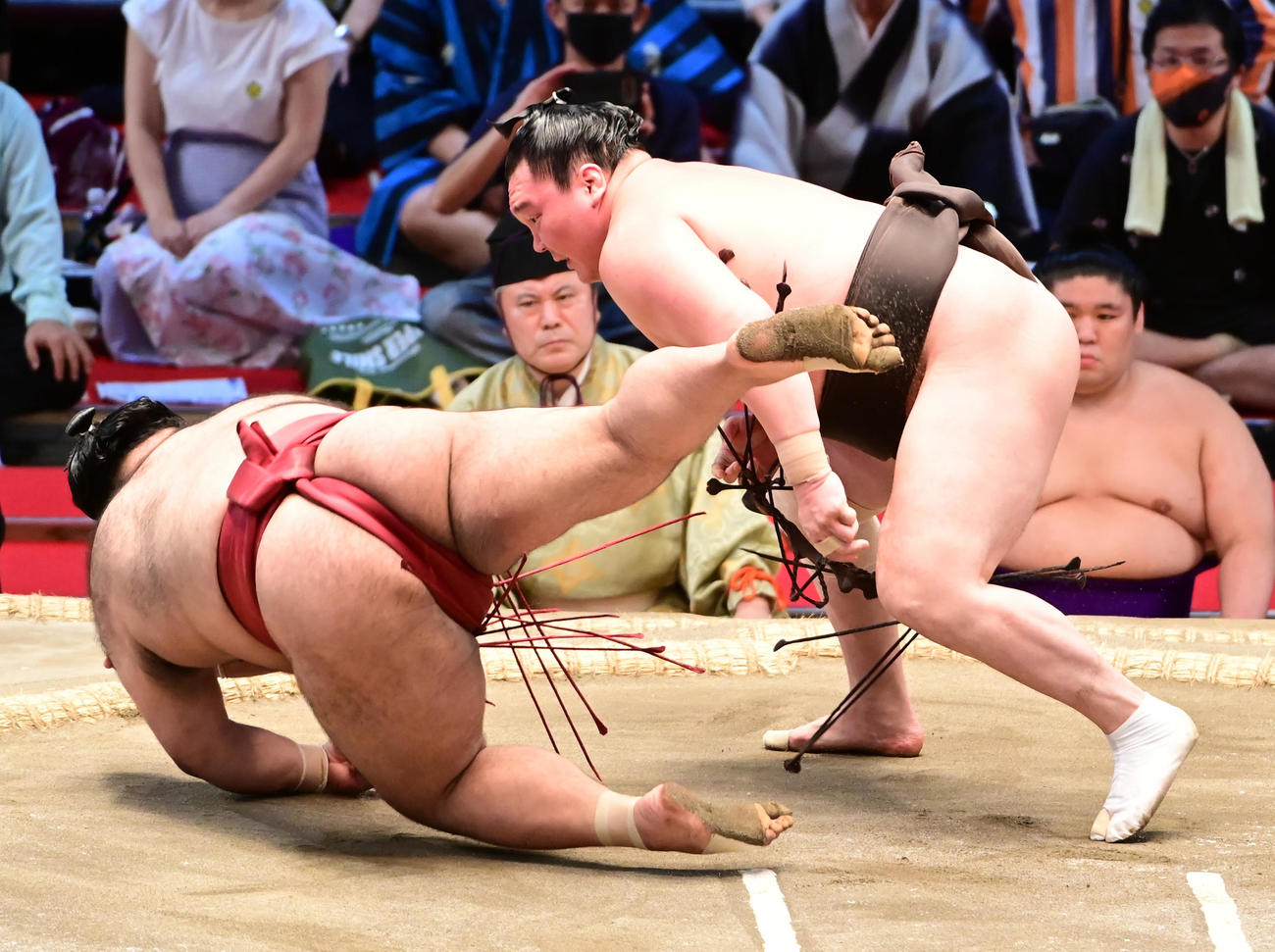 白鵬（右）はとったりで高安を破る（撮影・小沢裕）