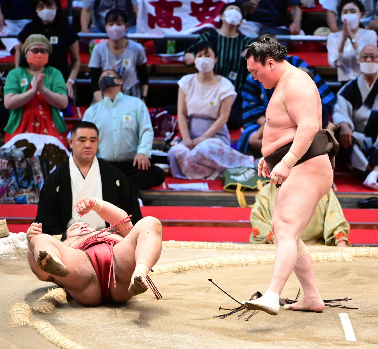 白鵬（右）はとったりで高安を破る（撮影・小沢裕）