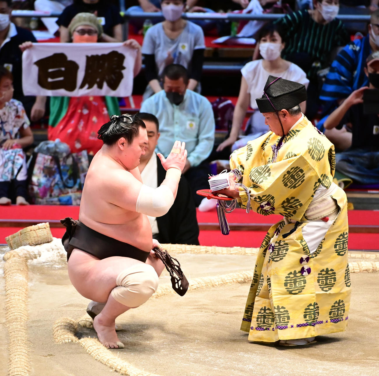 全勝を守り懸賞金を手にする白鵬（撮影・小沢裕）