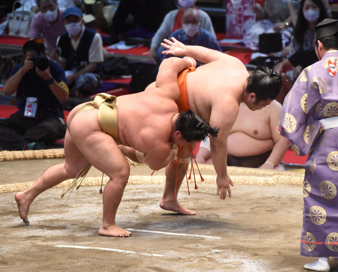 大相撲名古屋場所13日目　石浦（左）は志摩ノ海を下手投げで破る（撮影・森本幸一）