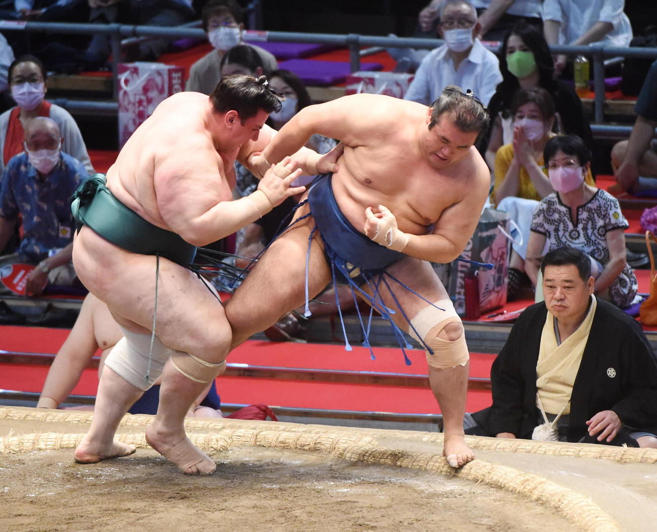 大相撲名古屋場所13日目　碧山（左）は千代の国を押し出しで破る（撮影・森本幸一）