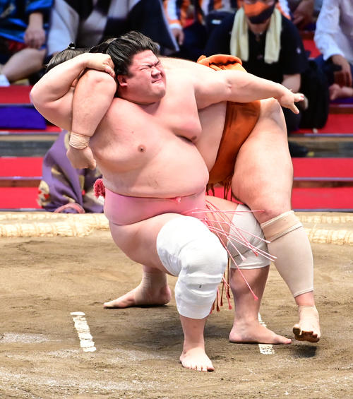 宇良（手前）は魁聖を居反りで攻める（撮影・小沢裕）