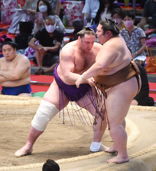大相撲名古屋場所13日目　栃ノ心（左）は剣翔を寄り切りで破る（撮影・森本幸一）