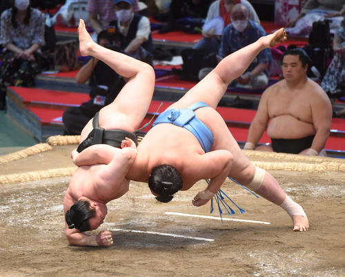 大相撲名古屋場所13日目　琴ノ若（右）は千代翔馬を下手投げで破る（撮影・森本幸一）