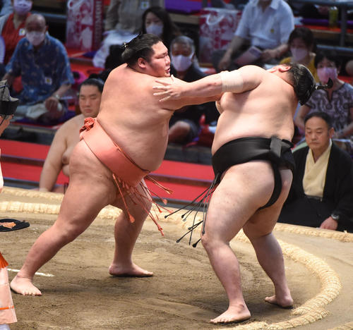 大相撲名古屋場所13日目　千代大龍（左）は大奄美を押し出しで破る（撮影・森本幸一）