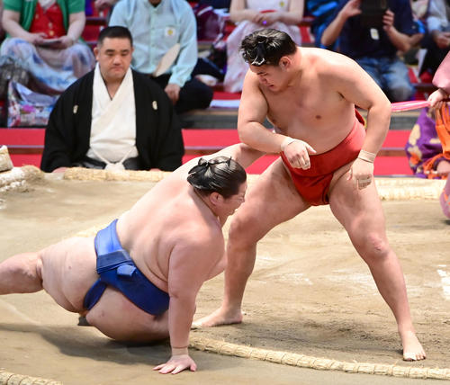 取り直しの一番で豊昇龍（右）は逸ノ城を下手投げで破る（撮影・小沢裕）