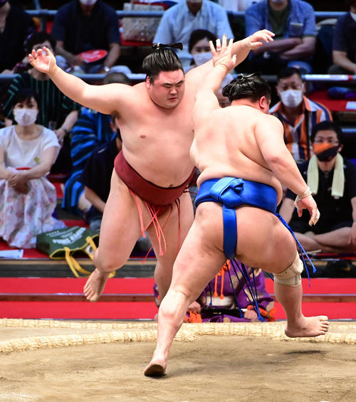 北勝富士（右）は押し出しで隆の勝を破る（撮影・小沢裕）