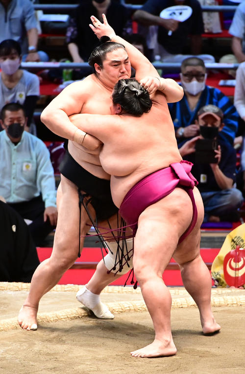 御嶽海（右）は寄り切りで隠岐の海を破る（撮影・小沢裕）
