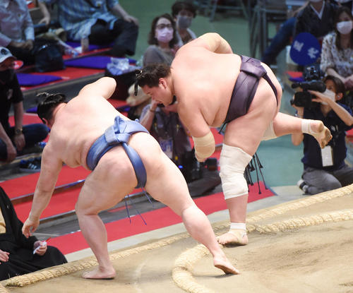 大相撲名古屋場所13日目　照ノ富士（右）は正代を押しだしで破る（撮影・森本幸一）