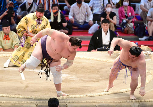 照ノ富士（左）は正代を押し出しで破る（撮影・小沢裕）