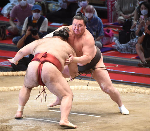 大相撲名古屋場所13日目　高安と激しくぶつかる白鵬（右）（撮影・森本幸一）