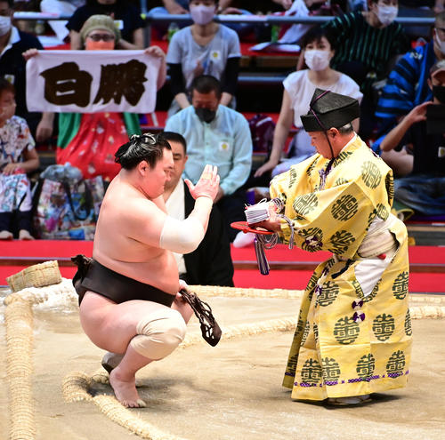 全勝を守り懸賞金を手にする白鵬（撮影・小沢裕）