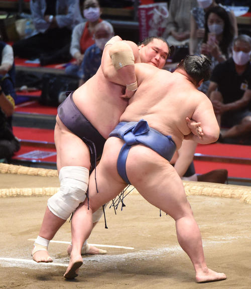 大相撲名古屋場所13日目　照ノ富士（左）は正代に力強く寄る（撮影・森本幸一）