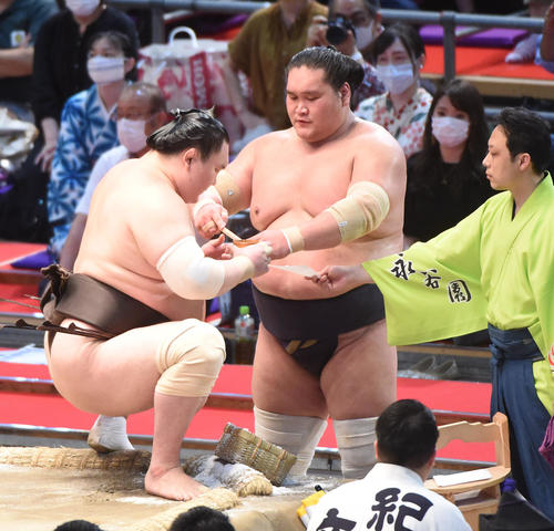 大相撲名古屋場所13日目　白鵬に力水をつける照ノ富士（中央）（撮影・森本幸一）