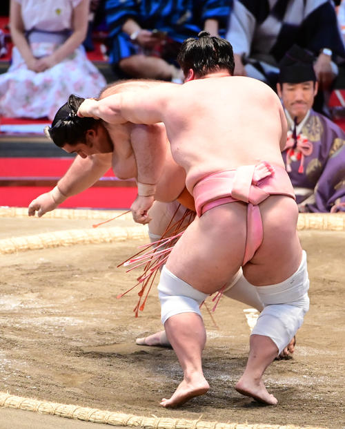 宇良（右）はそのまま体を反転し左手で魁聖の頭を押さえ付ける（撮影・小沢裕）