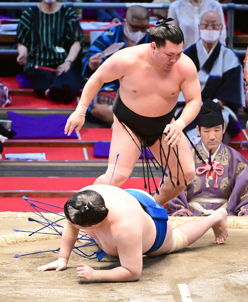 照強は一山本（手前）を押し倒しで破る（撮影・小沢裕）
