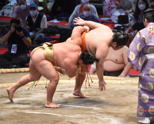 大相撲名古屋場所13日目　石浦（左）は志摩ノ海を下手投げで破る（撮影・森本幸一）