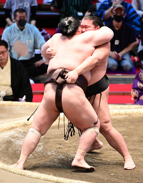 千代ノ皇（右）は寄り切りで英乃海を破る（撮影・小沢裕）