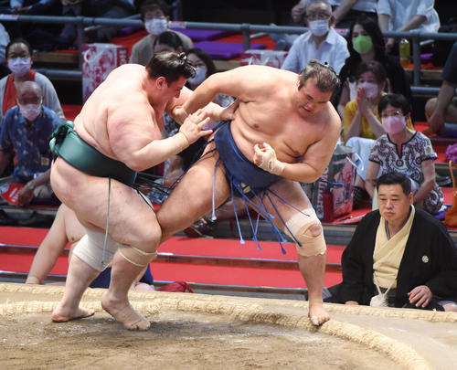 大相撲名古屋場所13日目　碧山（左）は千代の国を押し出しで破る（撮影・森本幸一）