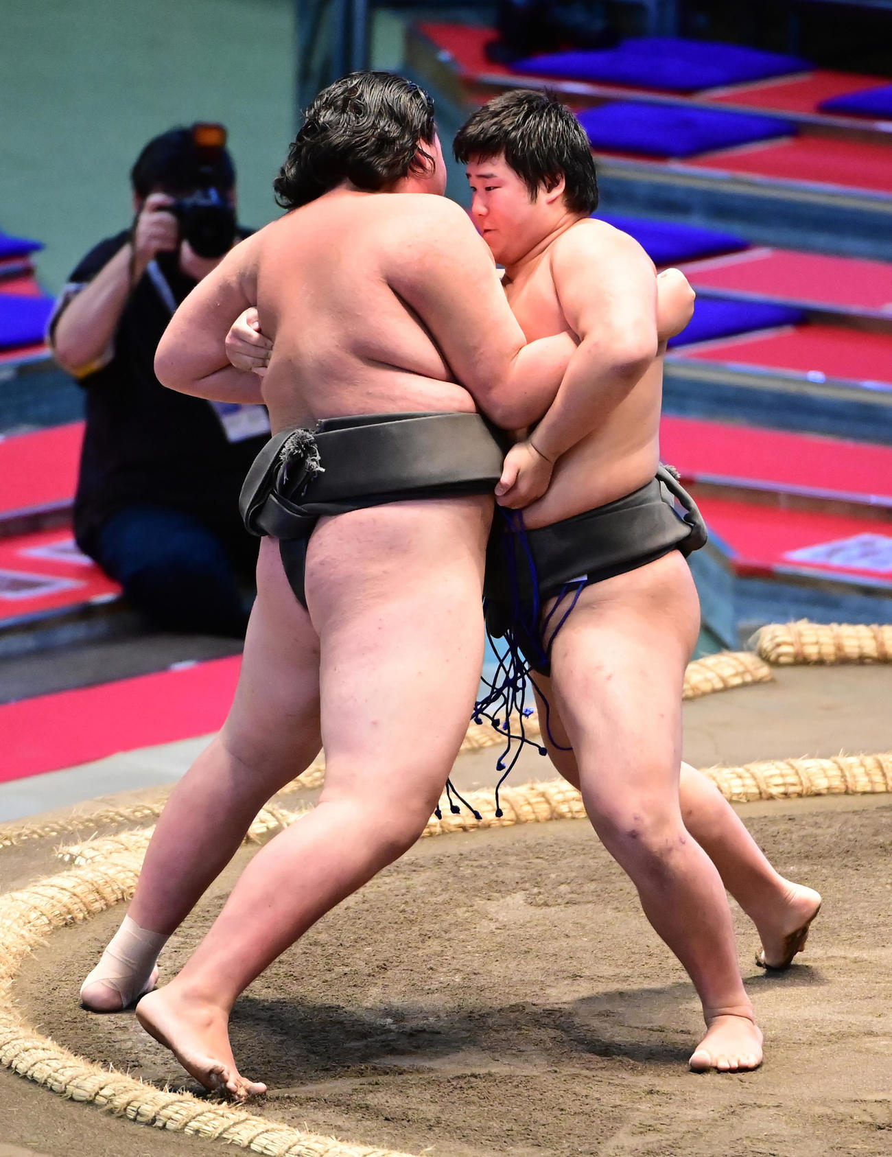 春雷（右）は寄り切りで最上桜を破り序ノ口優勝を決める（撮影・小沢裕）
